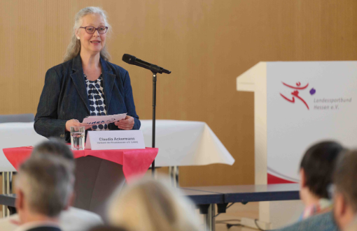 Claudia Ackermann bei ihrer Begrüßung Claudia Ackermann bei ihrer Begrüßung